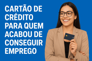 Cartão de crédito apoiado sobre a mesa ao lado de calculadora e fatura, representando o funcionamento do crédito