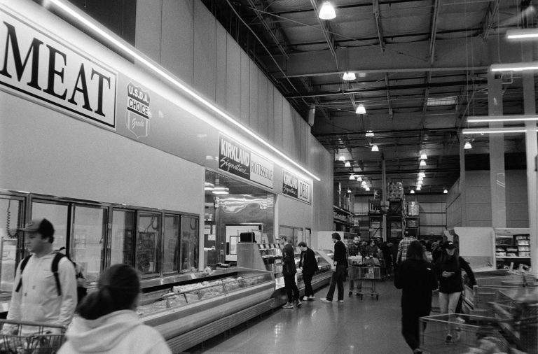 Setor de carnes de supermercado onde trabalha o açougueiro